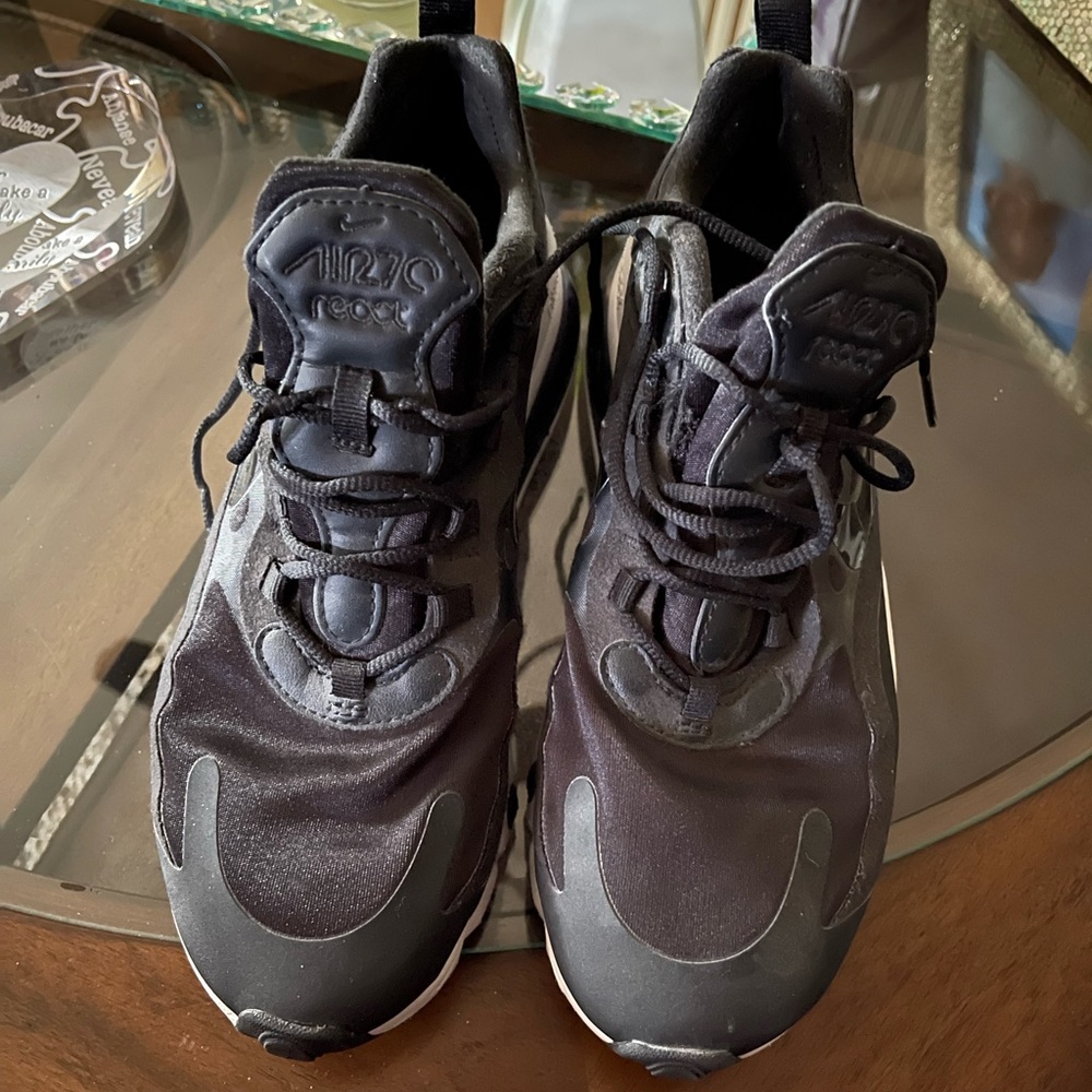 Women black Nike 270 size 9